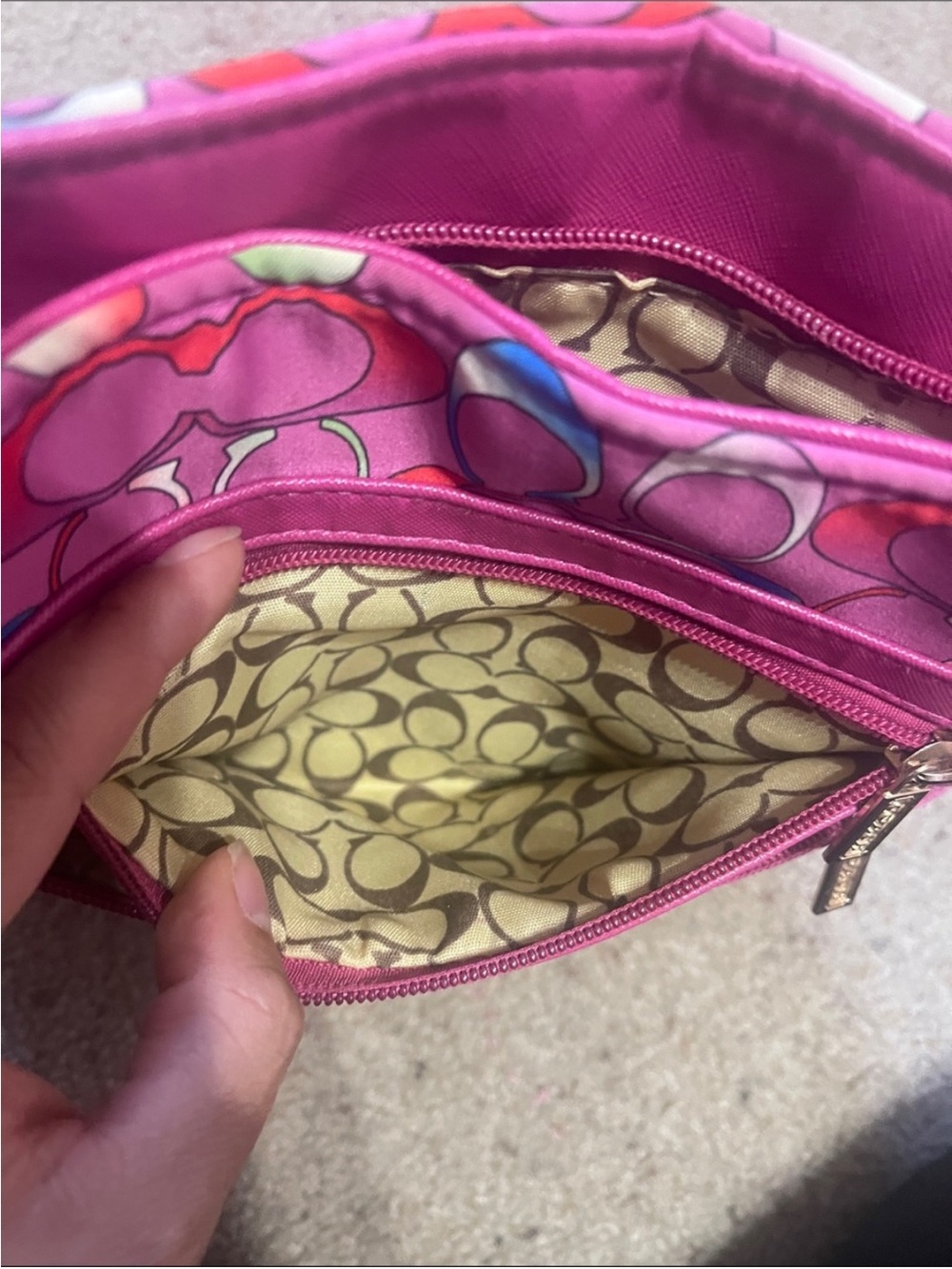 Coach Poppy Signature Metallic Swingpack Magenta - Picture 5 of 17